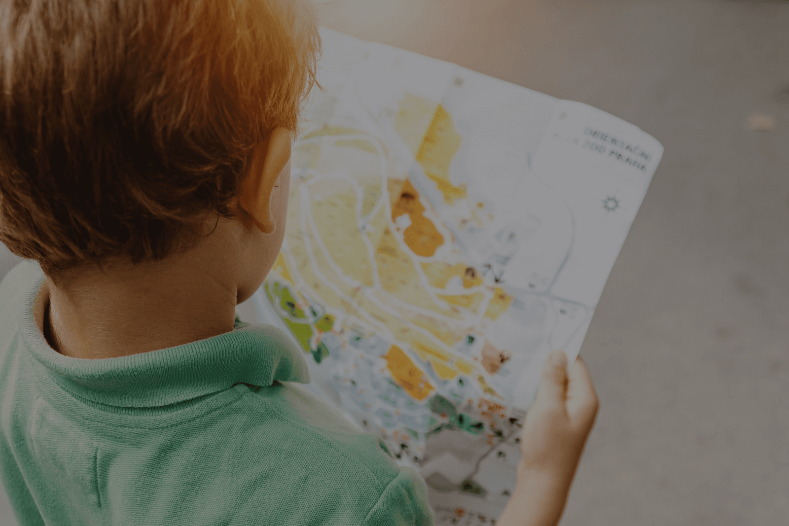 Niño leyendo un mapa de viaje