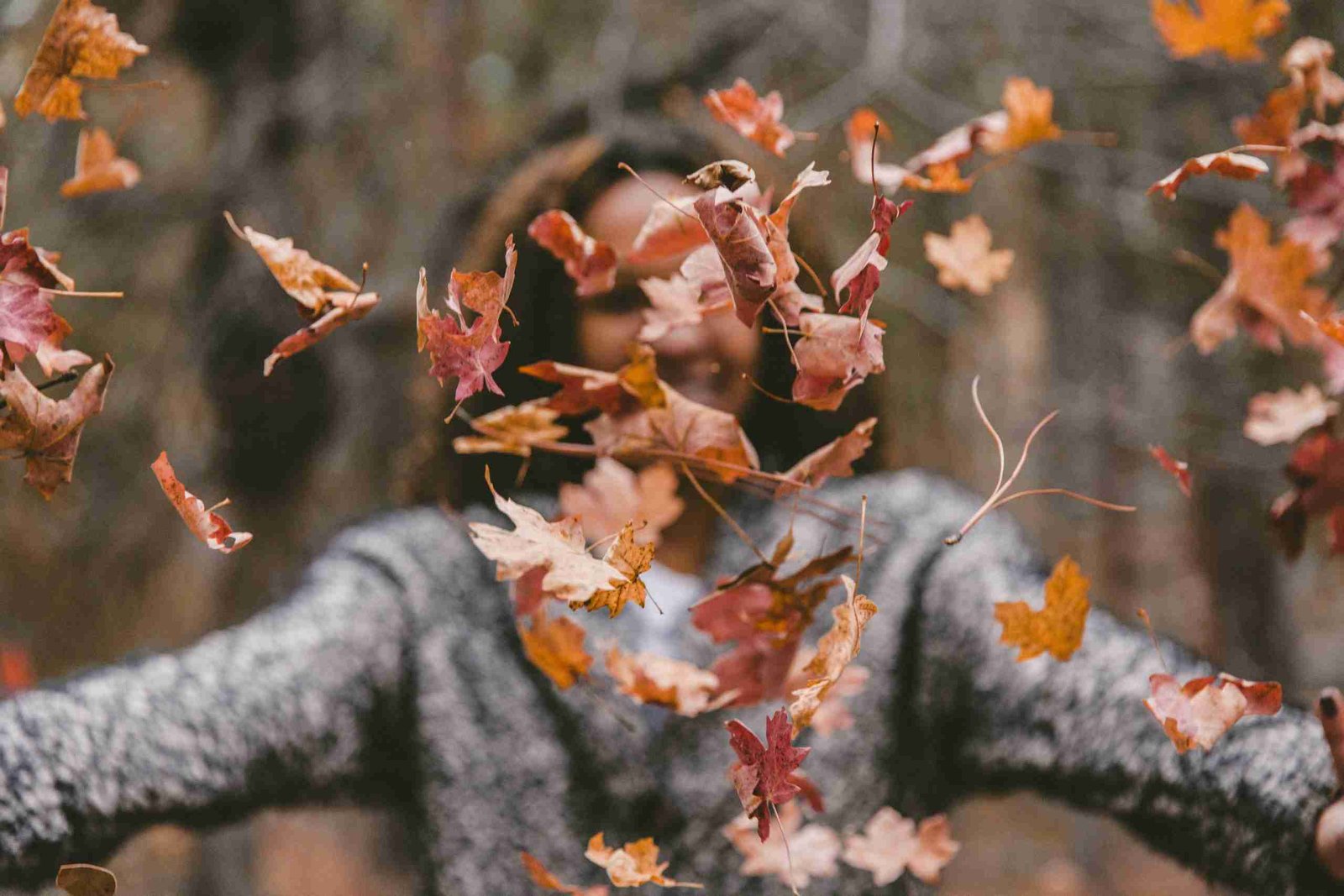 Mujer con hojas de otoño